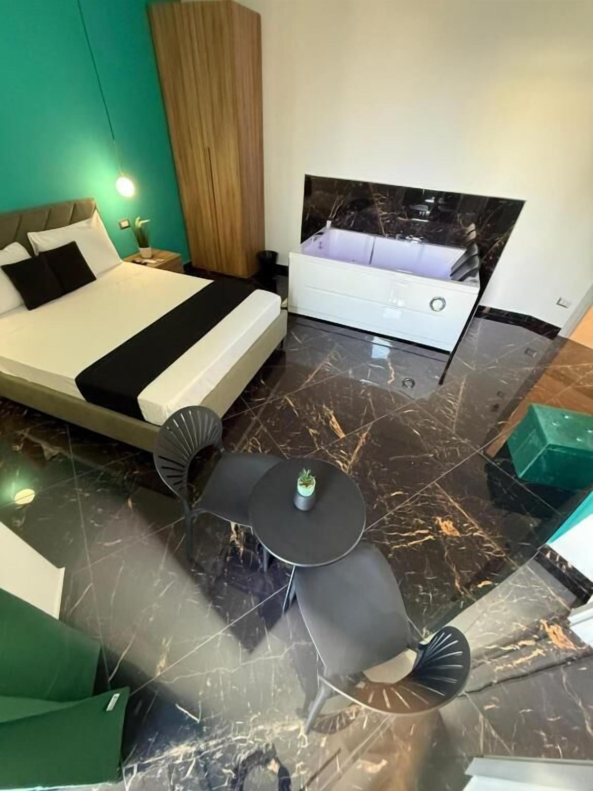 Deluxe Suite, Balcony