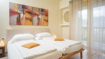 In-room safe, desk, free WiFi