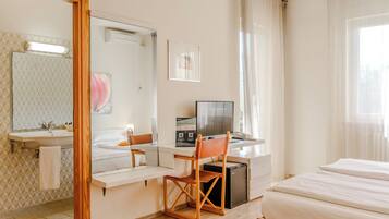 Tripla Standard, balcone | Una cassaforte in camera, una scrivania, Wi-Fi gratuito