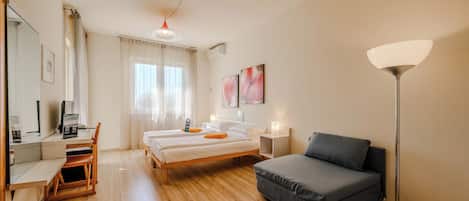 標準三人房, 露台 | 房內夾萬、書桌、免費 Wi-Fi