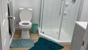 Doccia, asciugacapelli, asciugamani, sapone