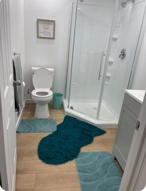 Dusj, hårføner, håndklær og såpe