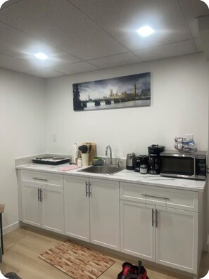 Kjøleskap, mikrobølgeovn, kokeplater og kaffetrakter/tekoker