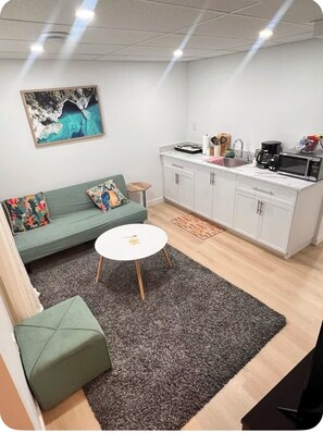 Smart-TV, bøker og stereoanlegg