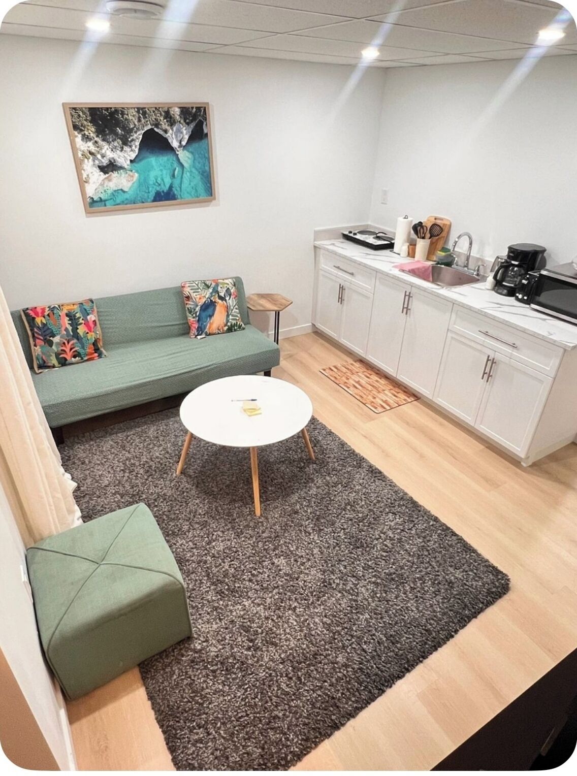 Smart TV, books, stereo