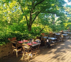 Outdoor dining - CHATEAU DE LA POMAREDE (La Pomarède)