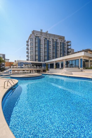 Una piscina al aire libre de temporada