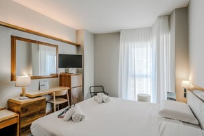 Habitación doble estándar | Minibar, caja de seguridad en la habitación, cunas y wifi gratis 