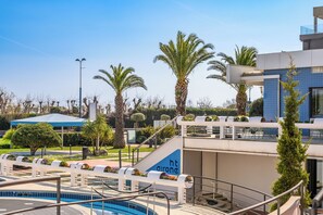 A pool area with a staircase leading to a building labeled 'ht arone.' - Hotiday Chioggia Lungomare (Sottomarina)