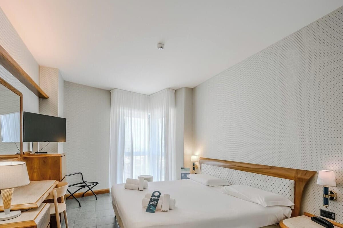 Minibar, in-room safe, cots/infant beds, free WiFi