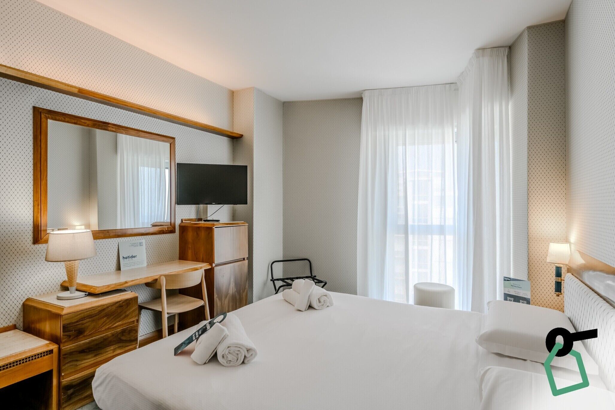 Minibar, safe på rommet, barnesenger og wi-fi (inkludert)