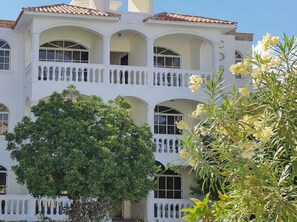 Property entrance - 2-bedroom Beach Apartment 50m From the Sea and Pool (Puerto Plata)