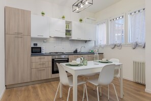 Frigorifero, microonde, forno, piano cottura