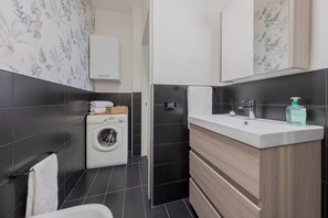 Doccia, asciugacapelli, bidet, asciugamani