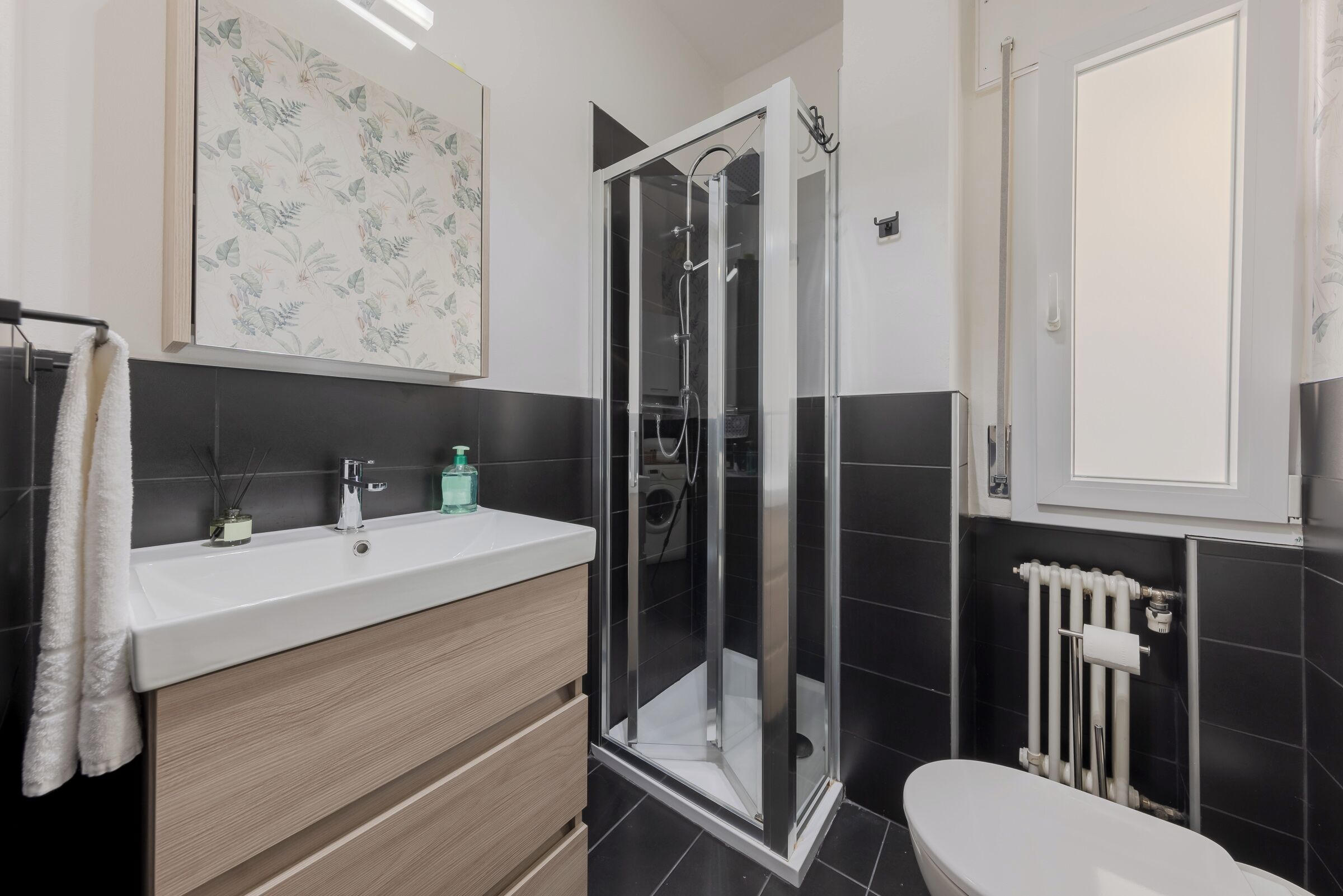 Douche, sèche-cheveux, bidet, serviettes fournies