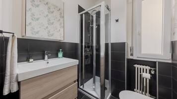 Douche, sèche-cheveux, bidet, serviettes fournies