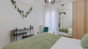 1 chambre, bureau, fer et planche à repasser, lit parapluie