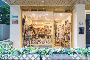 A craft workshop with a variety of handmade items on display. - STAY JADE (Seoul)