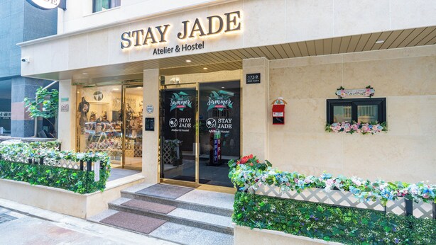 A building with a sign reading 'STAY JADE Atelier & Hostel.' - STAY JADE (Seoul)