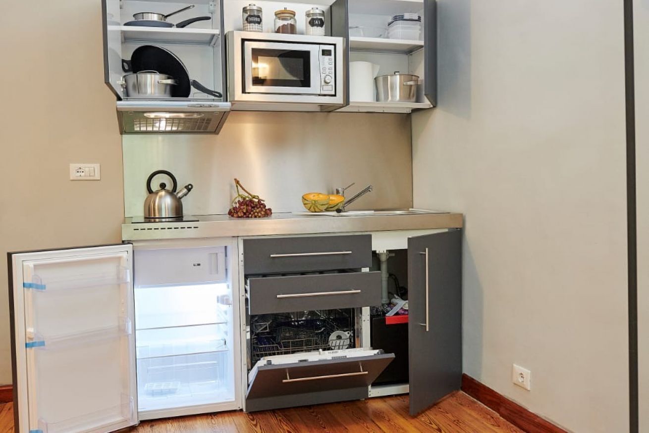 Réfrigérateur, micro-ondes, plaque de cuisson, lave-vaisselle