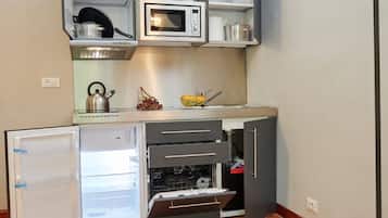 Frigorifero, microonde, piano cottura, lavastoviglie