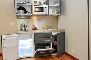 Réfrigérateur, micro-ondes, plaque de cuisson, lave-vaisselle