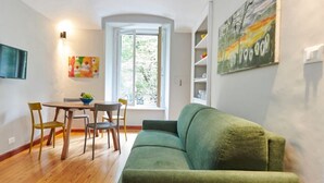 Living area - Cozy City Escape - Stylish & Renovated (Turin)