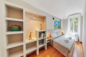 2 camere, una scrivania, ferro/asse da stiro, culla da viaggio