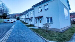 Een rij witte gebouwen met een verharde looppad ervoor.