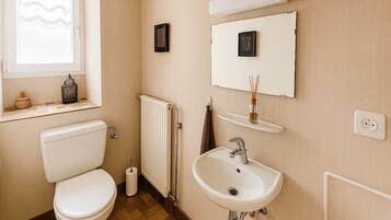 SĂšche-cheveux, serviettes fournies, savon, papier toilette