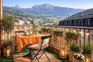Outdoor dining - 4-bedroom apartment in downtown Montreux, lake view (Montreux)