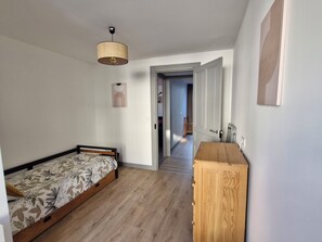 2 bedrooms, travel cot, bed sheets - Apparently modern with city center view (La Bourboule)