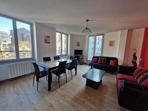 TV, books - Apparently modern with city center view (La Bourboule)