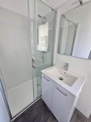 Shower, hair dryer, soap, toilet paper - Apparently modern with city center view (La Bourboule)