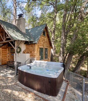 Terrace/patio - Ultimate Mountain Retreat w/ Hot Tub & Sauna (Idyllwild-Pine Cove)