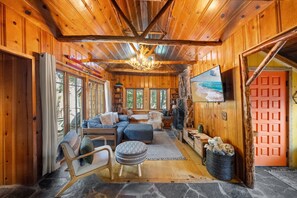 TV, fireplace - Ultimate Mountain Retreat w/ Hot Tub & Sauna (Idyllwild-Pine Cove)