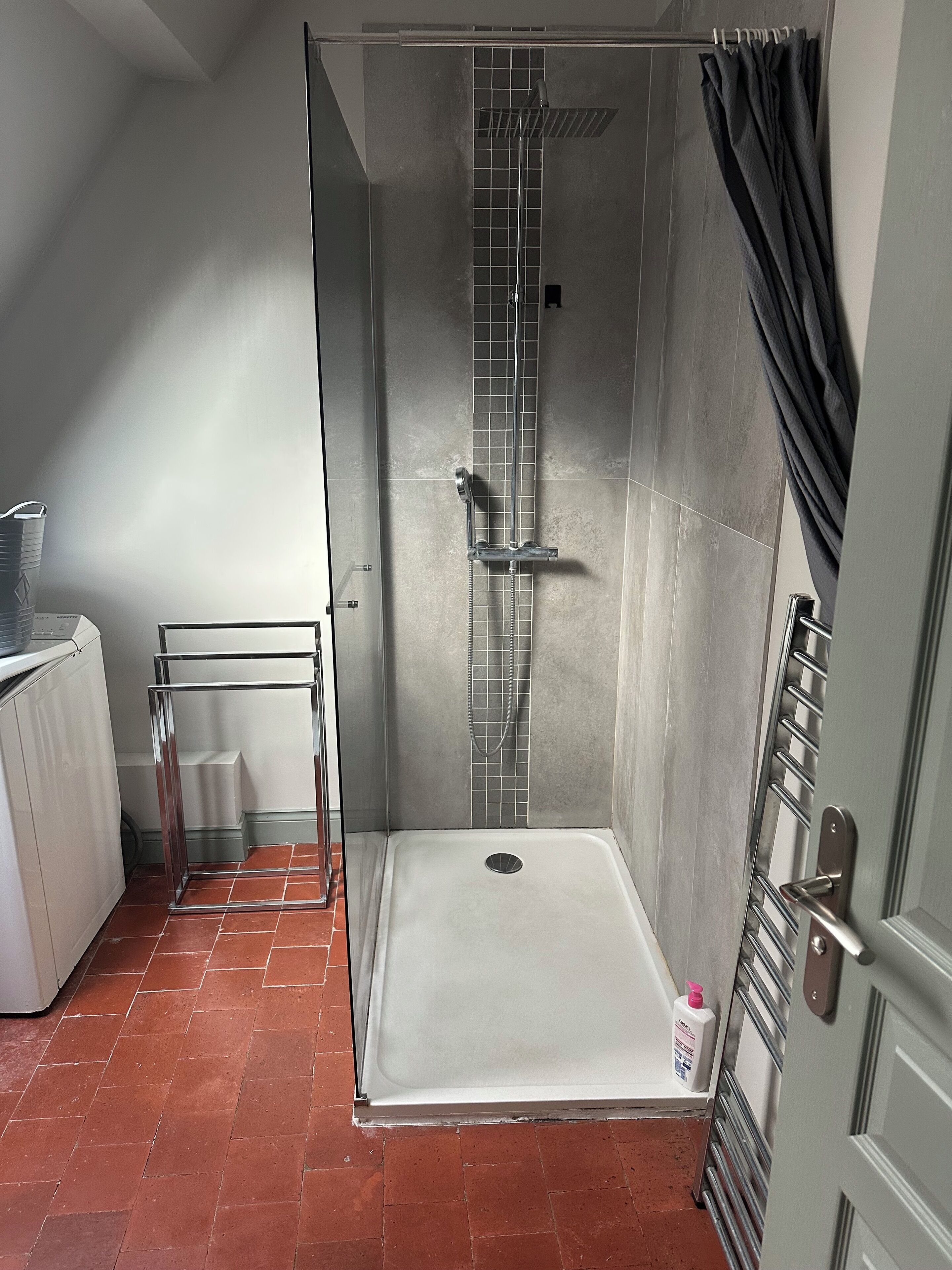 Serviettes fournies, savon, papier toilette