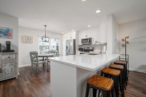 Dining - DOG FRIENDLY & ALL NEW-SLEEPS 10-POOL CMMTY ON CANAL-21 Canal Landing, Rehob. (Rehoboth Beach)