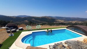 A swimming pool with a view of mountains. - CASA DE LA LUZ-FINCA LA SIERRA (Berzocana)