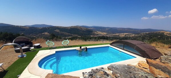 Ein Schwimmbecken mit Bergblick.