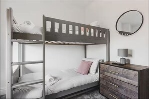 2 habitaciones, tabla de planchar con plancha, wifi y ropa de cama 