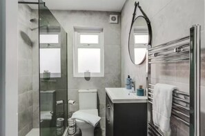 Shower, hair dryer, towels, soap - St David's Apt | Contractors, Family, Friends (Lytham St Annes)