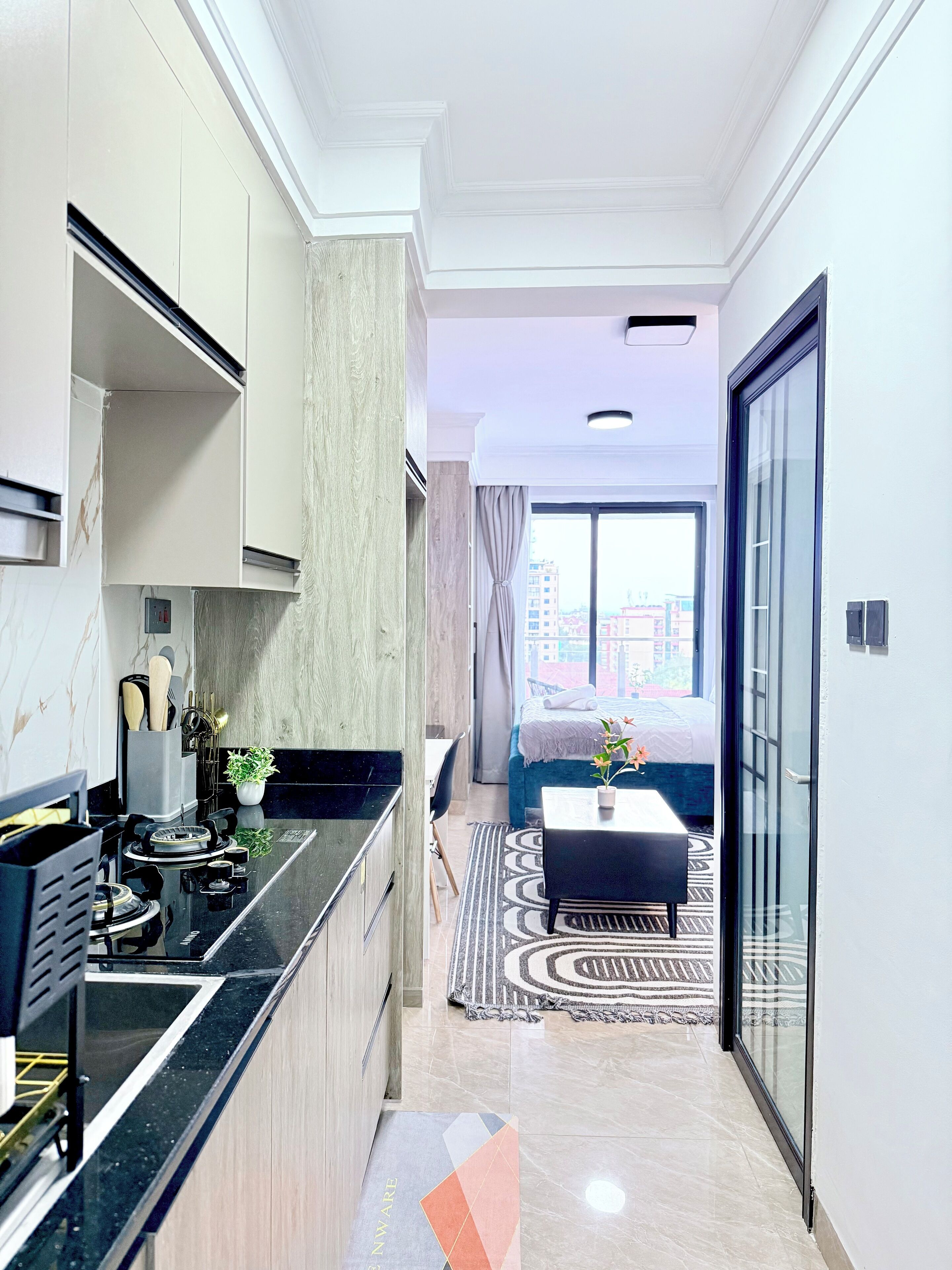 Eine moderne Wohnung mit Küche, Essbereich und Schlafzimmer.
