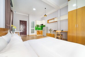 Superior Studio | Desk, laptop workspace, free WiFi - Harmony Truong Quyen (Ho Chi Minh)