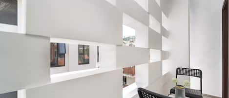 Schreibtisch, laptopgeeigneter Arbeitsplatz, kostenloses WLAN