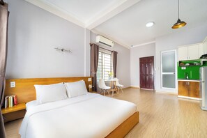 Superior Studio | Desk, laptop workspace, free WiFi - Harmony Truong Quyen (Ho Chi Minh)