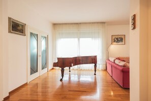 Interior - "Royale Melody elegant and spacious apartment located near downtown. (Ravenna)