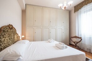 3 bedrooms, WiFi, bed sheets - "Royale Melody elegant and spacious apartment located near downtown. (Ravenna)