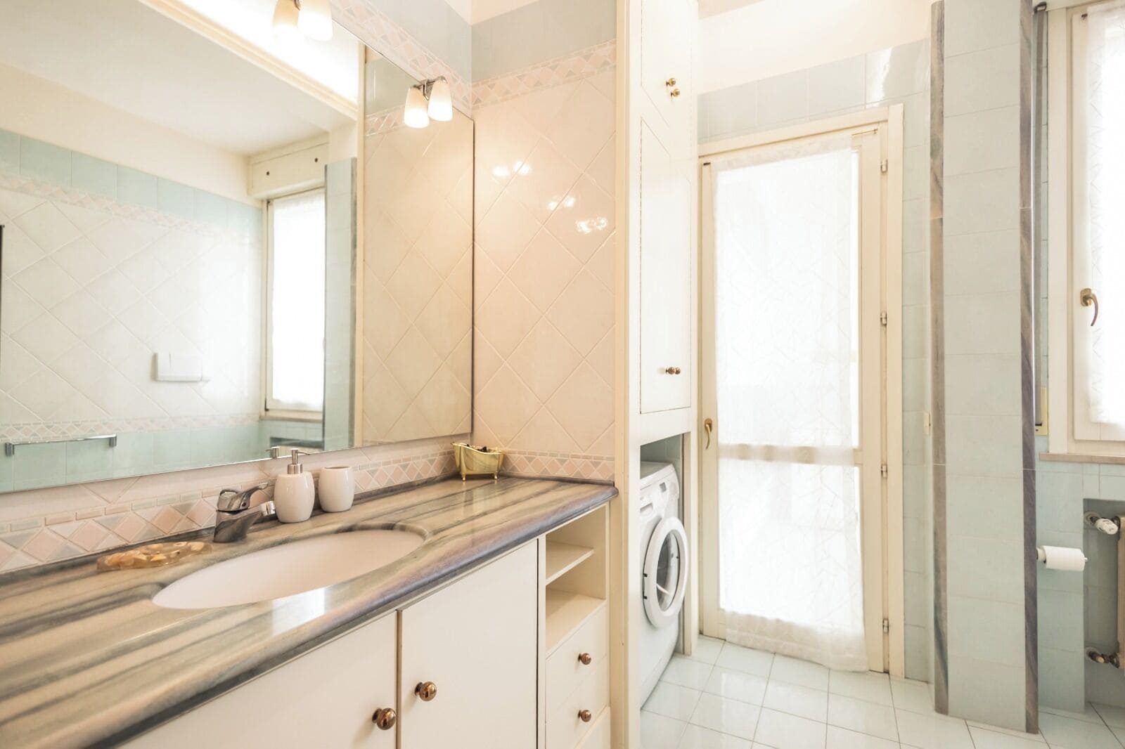 Een douche, een haardroger, een bidet, handdoeken