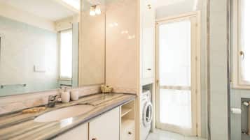 Een douche, een haardroger, een bidet, handdoeken